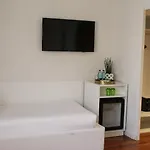 شيك آند بيزك فيلفيت فندق برشلونة