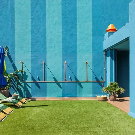 Chic & Basic Velvet Hotel